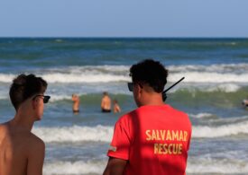 Un bărbat s-a înecat la Jupiter, după ce a ignorat steagul roșu. Doi copii, salvați la limită după ce turiștii au făcut lanț uman
