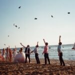 Fotografia de nunți pe plajă este o combinație unică între romantism, lumină naturală spectaculoasă și provocări tehnice. Peisajul deschis, sunetul valurilor și culorile apusului pot transforma o fotografie obișnuită într-o amintire de neuitat.