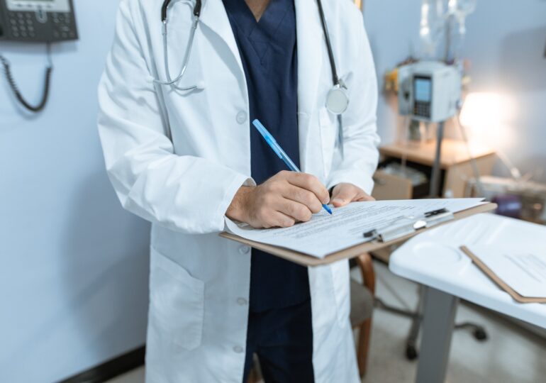 Medicii specialiști amenință cu suspendarea acordării serviciilor gratuite pentru pacienți