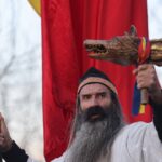 Stegarul Dac s-a suit vineri într-un copac din curtea închisorii și a coborât sâmbătă, după o noapte de negocieri