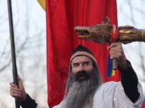 Fanii lui Călin Georgescu protestează la DIICOT, în așteptarea idolului lor