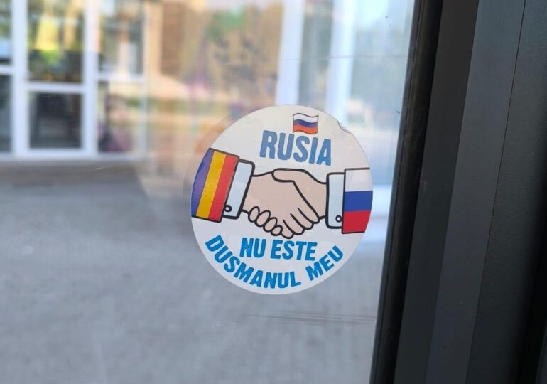 Stickere cu mesaj pro-Moscova, lipite în orașele din România. "Rusia «nu e dușmanul tău» - până când te trimite în Siberia"