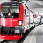 Un bărbat a supraviețuit agățat de un tren de mare viteză în Austria: Ieșise la fumat
