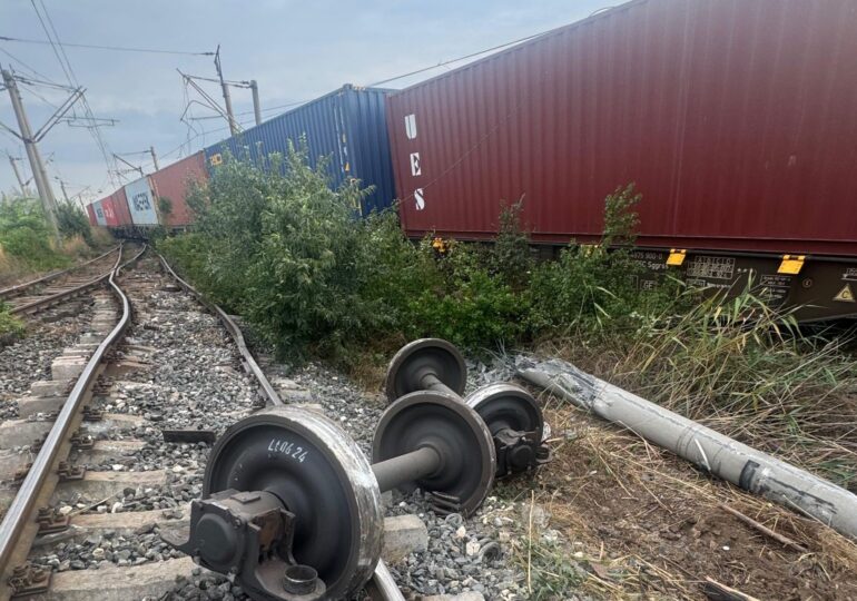 Tren deraiat între Constanța și Mangalia: două vagoane răsturnate, circulația feroviară oprită pe litoral