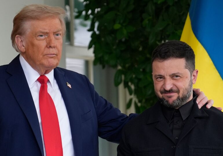 Zelenski i-a oferit lui Trump o crosă de golf. În schimb, a primit cheia de la Casa Albă