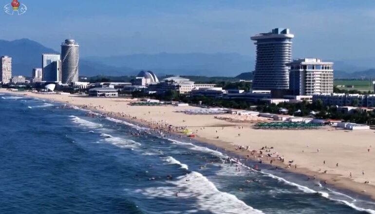 Cum sunt vacanțele în Coreea de Nord? Pază strictă, un resort de lux, chiar lângă un poligon de testare