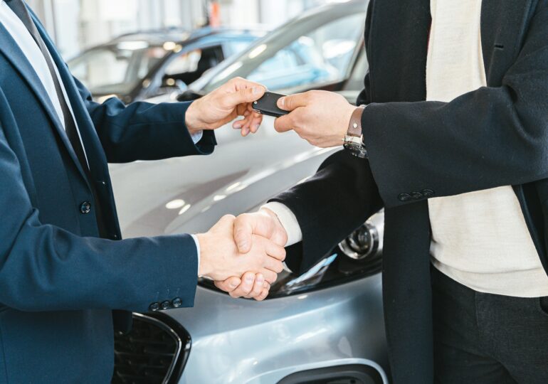 Zeci de români, păcăliți să cumpere mașini care nu existau