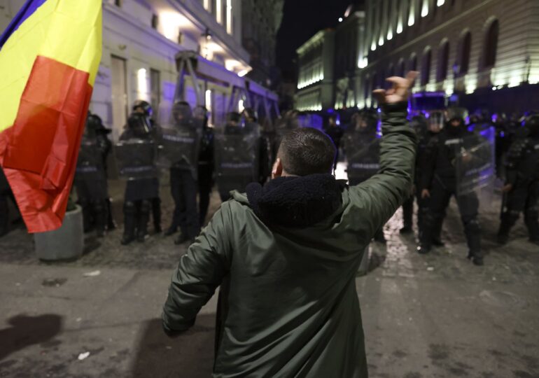 Protestatarii acuzați de violențe la sediul BEC au fost trimiși în judecată