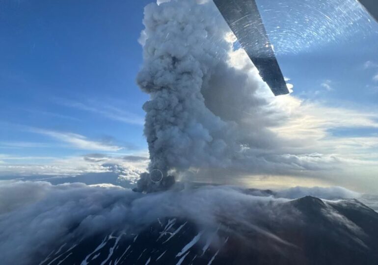 Un vulcan din Rusia a erupt după mai mult de 450 de ani de inactivitate (Foto & Video)