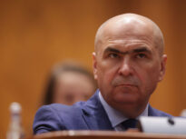 Fără camere, fără microfoane, fără întrebări! Cum sunt ținuți jurnaliștii, cu forța, la distanță de Bolojan (Video)