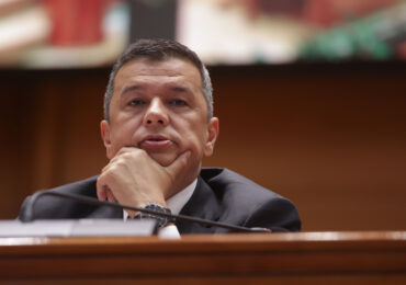 Parlamentul îl sfidează pe Nicușor Dan. Legea care amână închiderea centralelor pe cărbune a fost adoptată. Pîslaru: Granturi de 5 miliarde de euro ar putea fi blocate