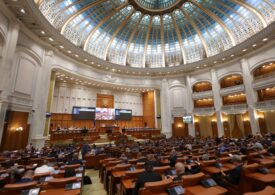 Toate moțiunile de cenzură depuse de Opoziție au picat, după șapte ore de discursuri. Bolojan a cerut să nu mai fie blocată munca Guvernului