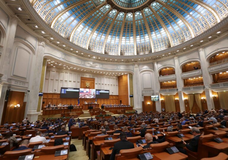 Toate moțiunile de cenzură depuse de Opoziție au picat, după șapte ore de discursuri. Bolojan a cerut să nu mai fie blocată munca Guvernului