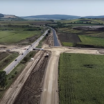 A8, autostrada promisă de aproape 20 de ani: ce loturi merg înainte și unde se blochează