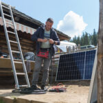 Picătura de lumină: 71 de gospodării izolate au fost electrificate de AEI. Guvernul vrea hub energetic regional, dar lasă mii de copii la lumânare (Foto)