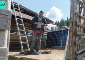 Picătura de lumină: 71 de gospodării izolate au fost electrificate de AEI. Guvernul vrea hub energetic regional, dar lasă mii de copii la lumânare (Foto)