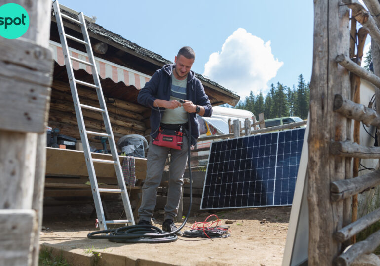 Picătura de lumină, într-un ocean de întuneric: Asociația Energia Inteligentă a electrificat 71 de gospodării izolate. Guvernul vrea hub energetic regional, dar lasă mii de copii la lumânare (Foto)