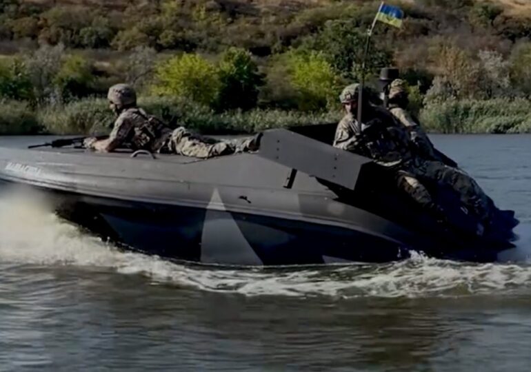 Ucraina prezintă Barracuda, barca fără pilot pentru misiuni extreme (Video)