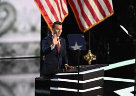 Un influent susținător al lui Trump a fost împușcat în timpul unui discurs