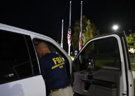 Asasinarea lui Charlie Kirk: FBI prezintă imagini cu o "persoană de interes" și oferă recompensă