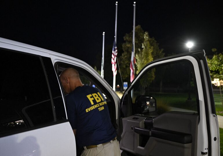 Asasinarea lui Charlie Kirk: FBI prezintă imagini cu o "persoană de interes" și oferă recompensă