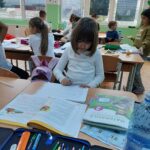 În ce context începe anul școlar 2025 – 2026? Abandon școlar, costuri ascunse ale educației și discrepanțe între urban și rural: date relevante și semnal de alarmă