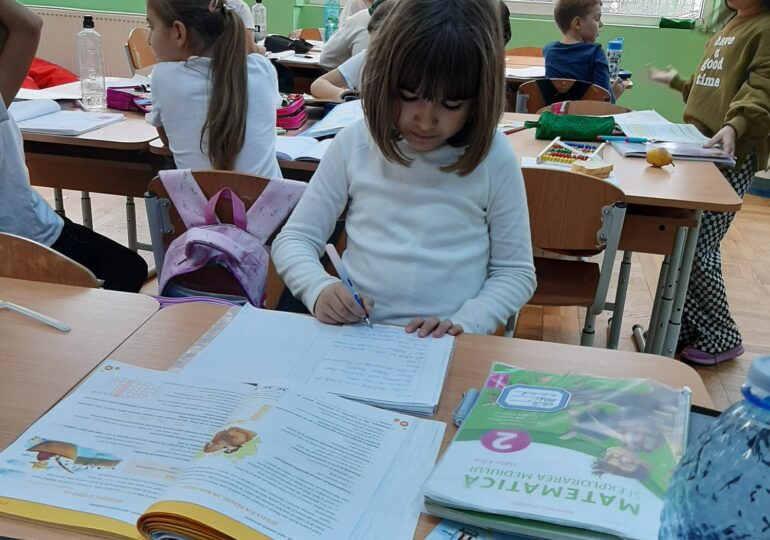 În ce context începe anul școlar 2025 - 2026? Abandon școlar, costuri ascunse ale educației și discrepanțe între urban și rural: date relevante și semnal de alarmă