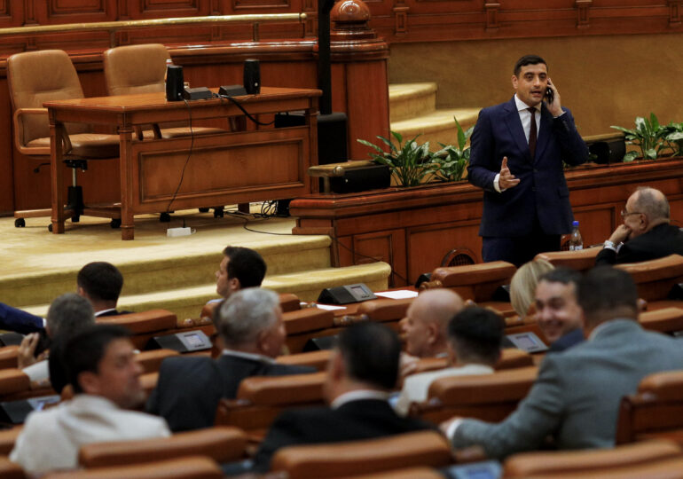 AUR conduce în intențiile de vot, POT e în creștere. Jumătate dintre români ar susține suspendarea președintelui - sondaj CURS