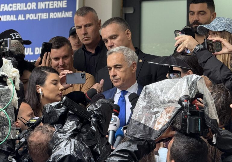 Călin Georgescu se compară cu Trump și spune că dosarul i-a fost fabricat. Susținătorii lui s-au îmbrâncit cu jandarmii
