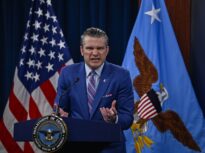 „Începe să-mi fie milă de Pete Hegseth” – un briefing haotic și intens religios, presărat cu atacuri la „fariseii” din presă (Video)