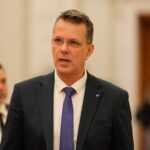 Presa internațională: Ministrul român al apărării demisionează după ce a recunoscut că a mințit în CV-ul său