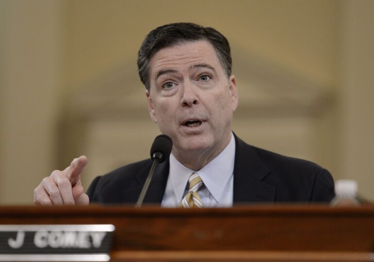 Trump jubilează: Inamicul său a fost inculpat. De ce este acuzat fostul șef al FBI James Comey și cum se apără