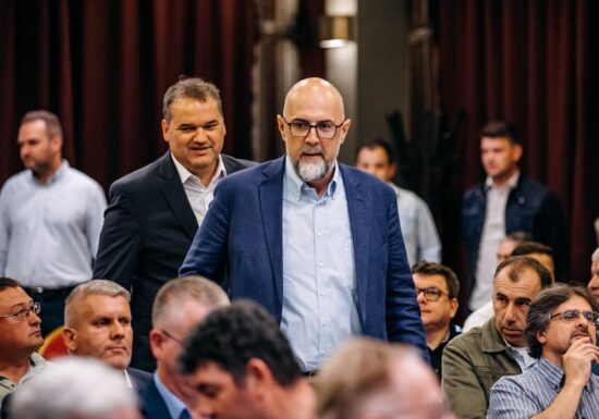UDMR susține plafonarea prețului la alimentele de bază încă 6 luni. Kelemen Hunor: „Oamenii trebuie să simtă că-s protejați”