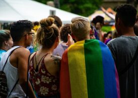 Politicieni din cel puțin 51 de țări au folosit retorică anti-LGBTQ+ în alegeri. România, dată ca exemplu pozitiv - raport