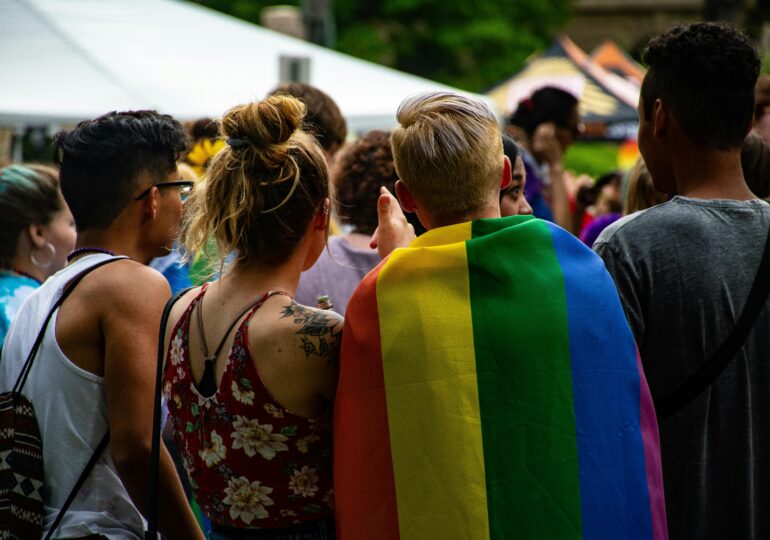 Politicieni din cel puțin 51 de țări au folosit retorică anti-LGBTQ+ în alegeri. România, dată ca exemplu pozitiv - raport