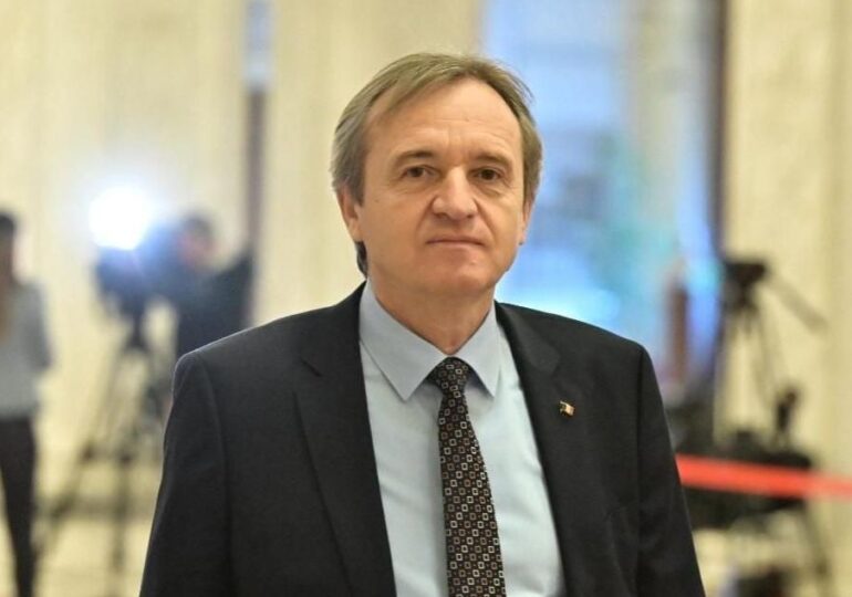 Șeful Comisiei de Apărare conduce un Mercedes de 140.000 de euro, cumpărat de un magazin sătesc
