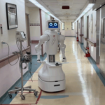 Robotul cu AI care ar putea ajuta la rezolvarea unei probleme majore a spitalelor din întreaga lume