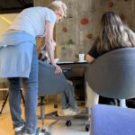 Sărăcia scoate copiii din clasă. O masă caldă îi aduce înapoi