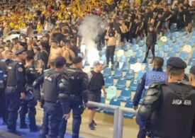 Incidente grave la Craiova: Meciul România - Ungaria de la futsal, întrerupt după ce fanii s-au batut pe teren cu jandarmii