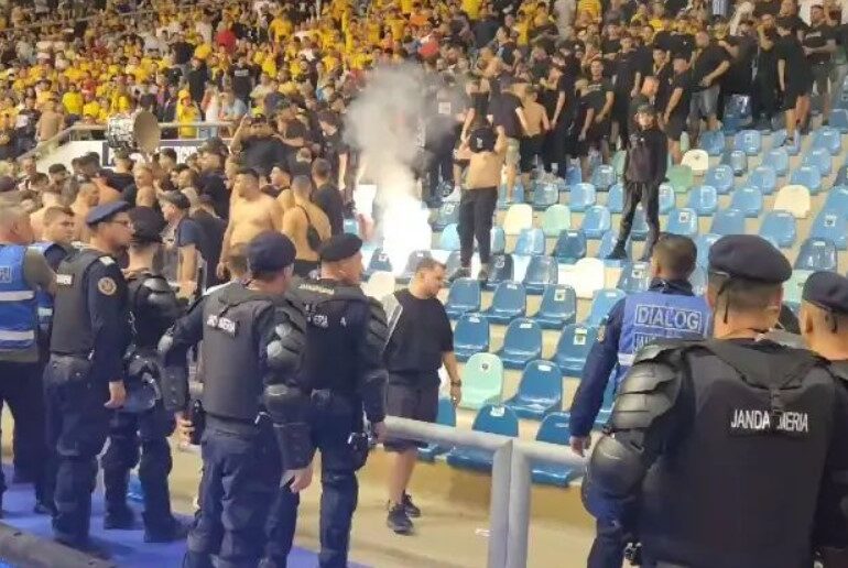 Incidente grave la Craiova: Meciul România - Ungaria de la futsal, întrerupt după ce fanii s-au batut pe teren cu jandarmii