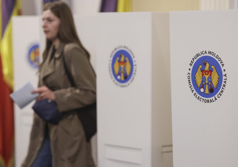 <span style="color:#990000;">LIVE</span> Republica Moldova își alege noul Parlament: Au votat deja peste 26% dintre alegători. Atacuri cibernetice masive. Dodon cheamă la protest