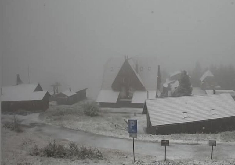 Se răcește vremea. Informare meteo de ploi și la munte ninge deja (Foto&video)