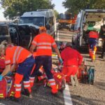 Accident cumplit în Botoșani: trei persoane au murit și 15 sunt la spital după ce un microbuz și un autoturism s-au izbit (Video)