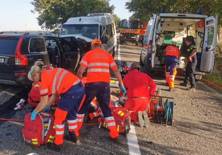 Accident cumplit în Botoșani: trei persoane au murit și 15 sunt la spital după ce un microbuz și un autoturism s-au izbit (Video)
