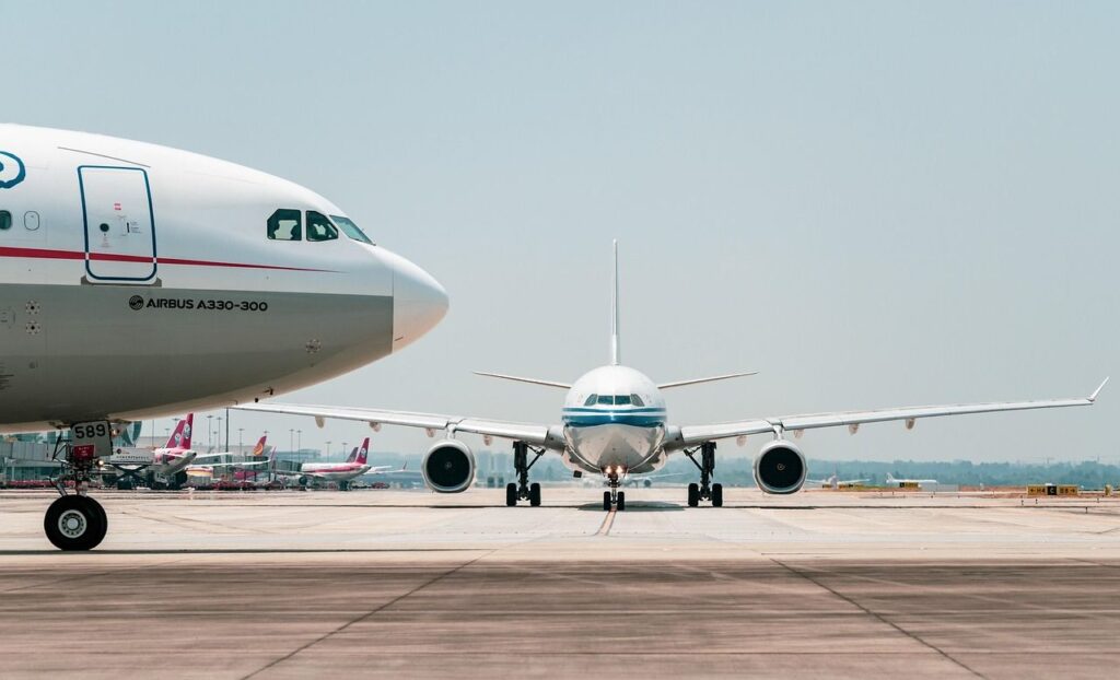 Bloomberg: Europa are combustibil pentru avioane în aprilie, dar din mai devine o problemă