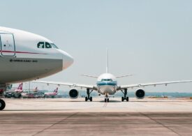 Dronele paralizează iar un aeroport, o navă de război rusă patrulează incognito, iar autoritățile daneze nu știu ce să facă