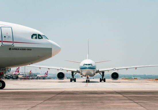 Dronele paralizează iar un aeroport, o navă de război rusă patrulează incognito, iar autoritățile daneze nu știu ce să facă