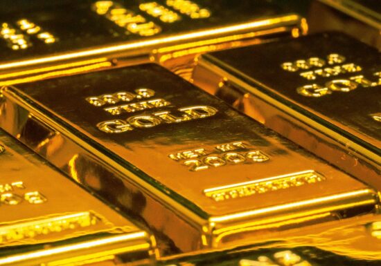 Aurul atinge un nou record absolut: sare pentru prima dată de 5.000 de dolari pe uncie