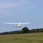 Un avion pilotat de un consilier local AUR s-a prăbușit în curtea unei unități militare din Iași (Video)