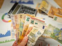 Cum și de ce s-a depreciat leul cu -3,4% într-o săptămână. Panica populației și a firmelor creează riscul unei aterizări abrupte a economiei